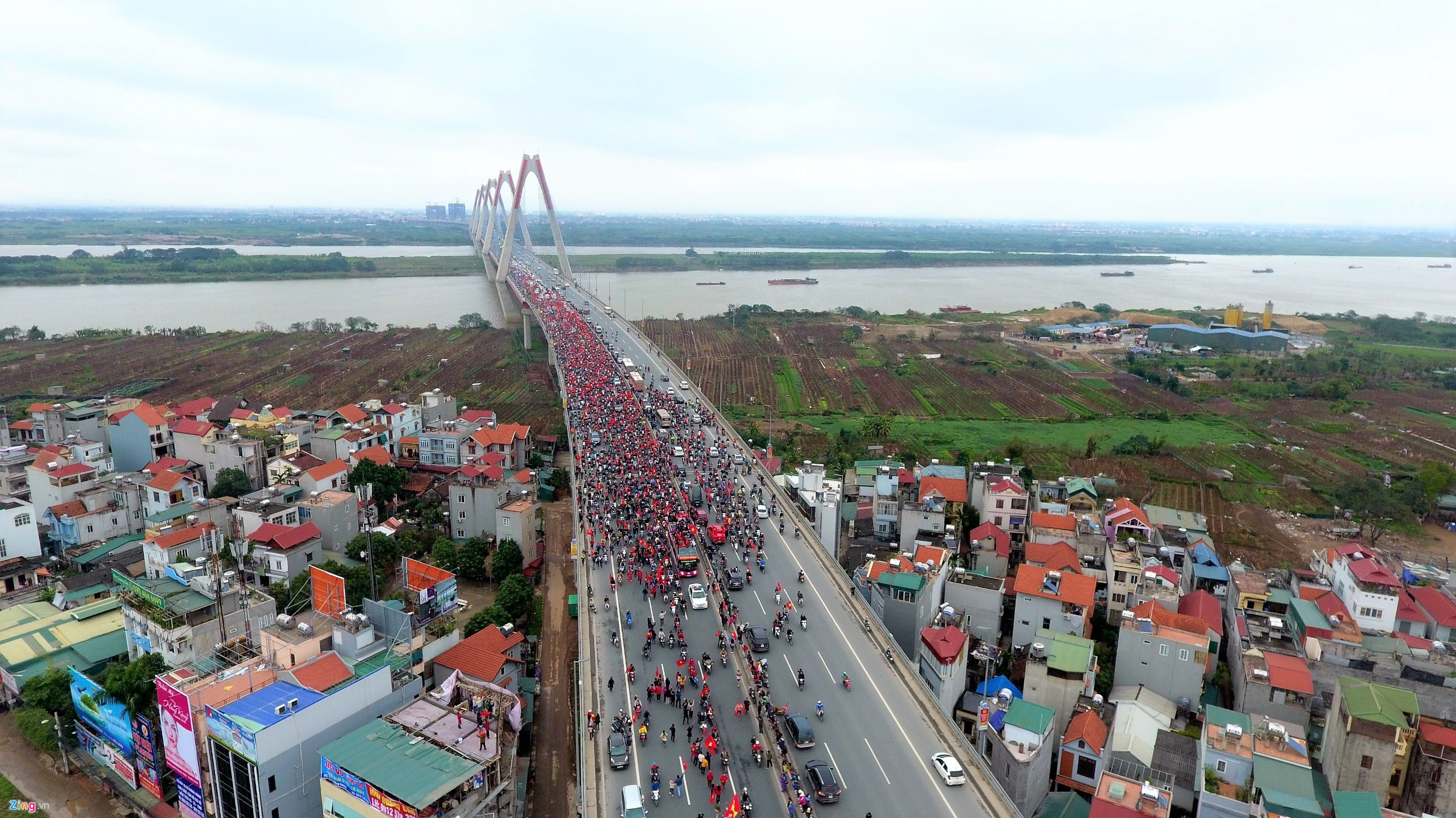 Flycam cảnh xe buýt chở U23 Việt Nam bị vây kín trên cầu Nhật Tân